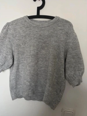 Stickad tröja ifrån Gina tricot - Använd en del fint skick dock krympt i tvätten då mamma råkade köra den i torktumlaren passar M fint