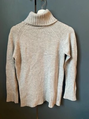 Grå stickad polotröja från Zara - Jättemysig ljusgrå stickad polotröja från Zara i storlek S🥰 Den är lite tynnre stickad men ändå varm, superbra för lite kallare väder! 