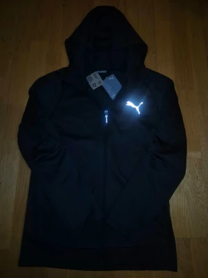 Puma Warm Full-Zip Hoodie DK - Svart - Säljer den helt ny och oanvänd, perfekt för kallare väder och till sport tillfälle även vardag! 