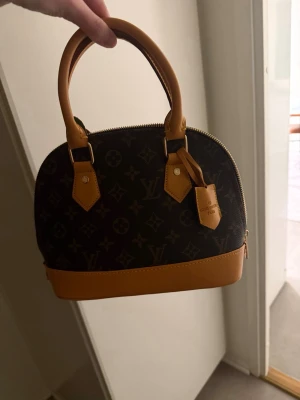 Handväska  - Jätte fin väska som aldrig är använd, de finns ett axelband till också 