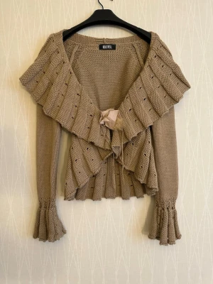 Beige volangstickad kofta  - 50%ull