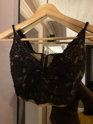 En spetsig svart/brun topp  - Jätte fin topp som är skön och snygg till en utekvälls outfit eller bara en vanlig outfit. 