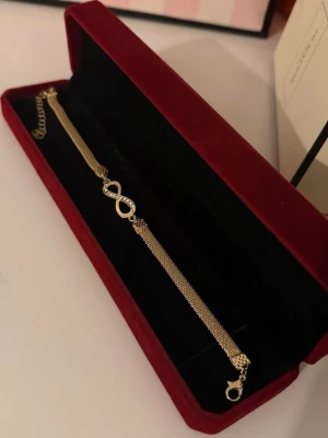 Guldarmband med infinitysymbol - Helt ny aldrig använd. Rostfritt stål. Justerbar.