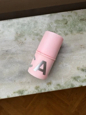 Caia blush stick  - CAIA Blush Stick i färgen sweet swirl. Mängd enligt bild, Sticket är uppskruvat till max.  