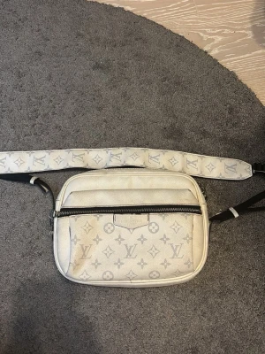 Vit väska - Mycket bra skick använd några gånger under sommaren!