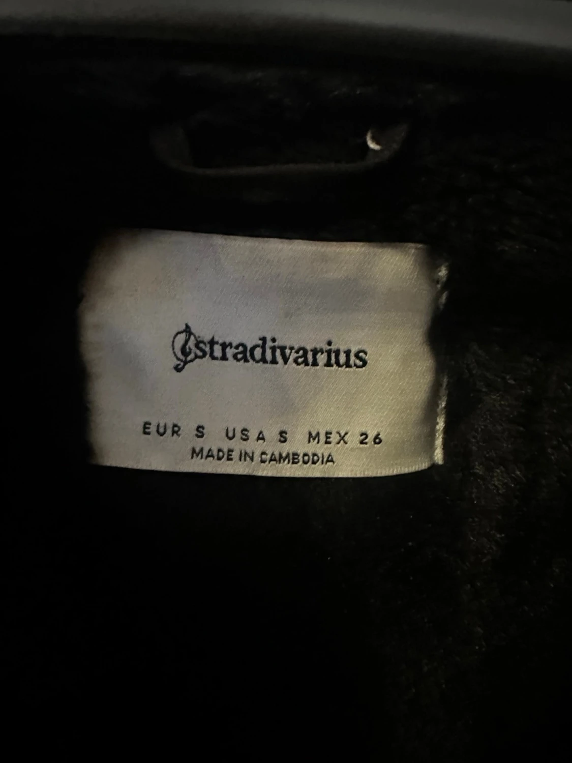 Svart pälsjacka med dragkedjor - 2