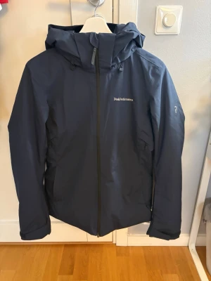 Peak Performance skidjacka  - Säljer denna fina Peak Performance skidjacka. Jag har använt den 2 gånger och det var under sportlovet 2025. Alltså är skicket otroligt bra och nästan som ny!‼️🌟Nypris: 3499kr