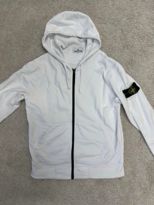 Stone Island Zip Vit ( M ) - Vit stone island hel zip i storlek M. Köptes second hand men har inte använts. Pris kan diskuteras✌️