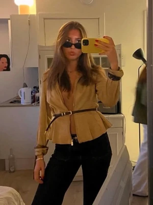 Mockajacka med bälte  - Beige mocka jacka med tillhörande bälte. ÄÄÄLSKAR denna modellen och färgen! 