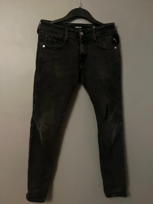 Replay - Ett par lite schystare replay jeans köpta inne på NK Göteborg för 2200kr. Jeansen köptes maj 2025