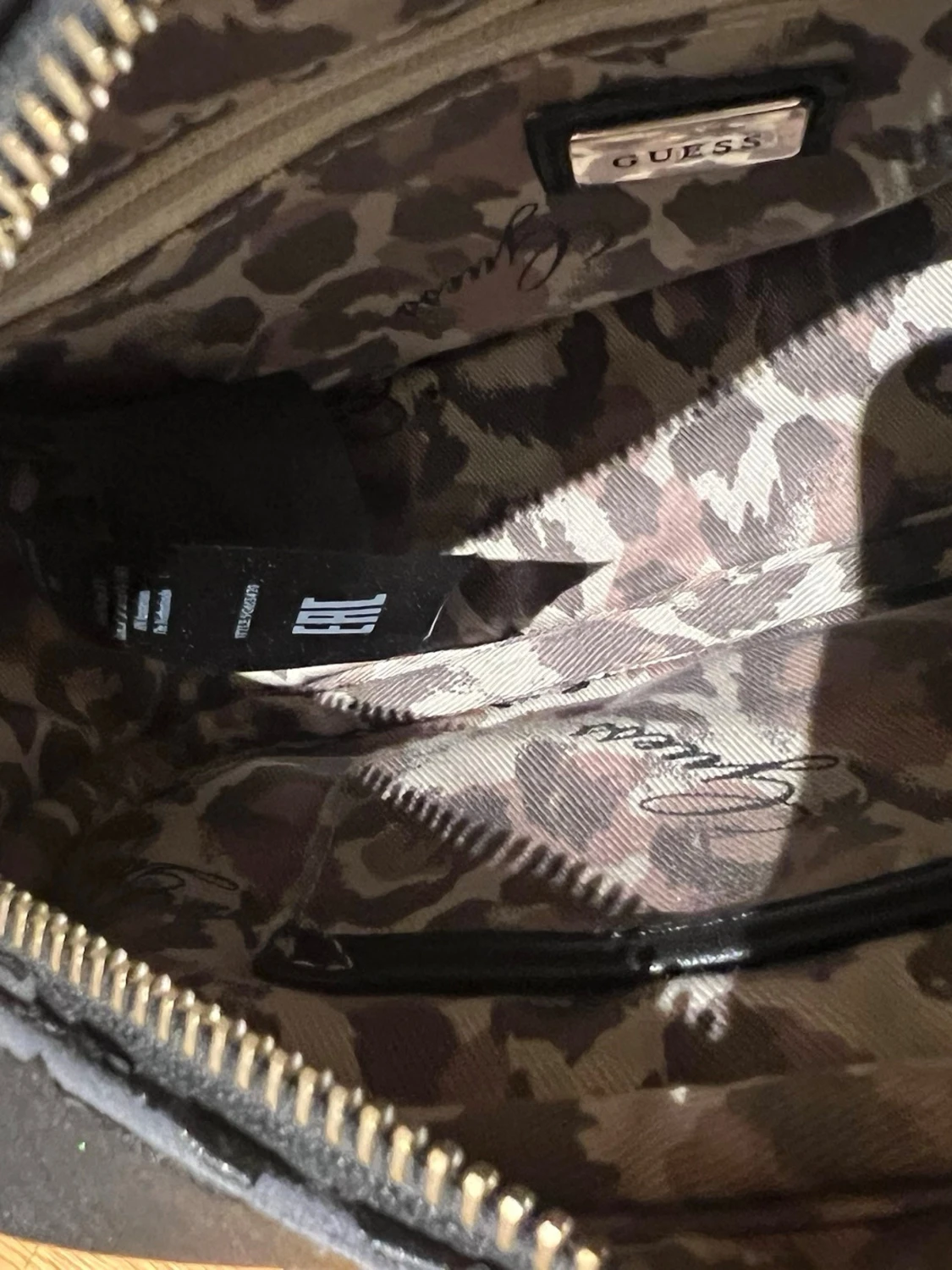 Svart quiltad handväska från Guess - 4