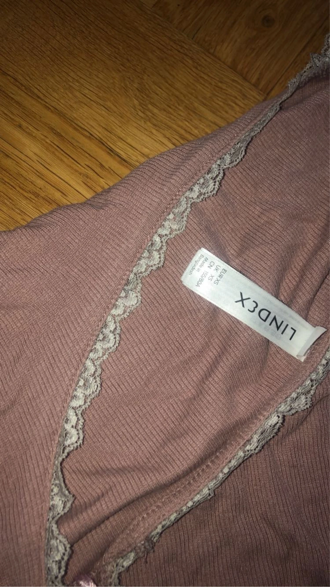 Rosa ribbad topp med spets från Lindex - 3