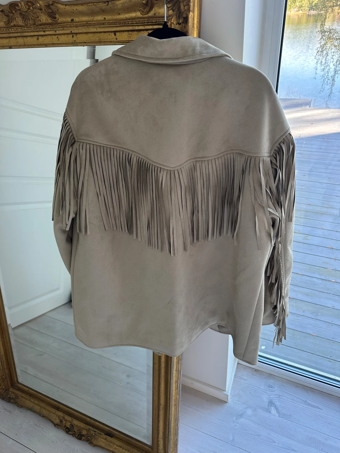 Beige mockajacka med fransar Rita Ora - 2