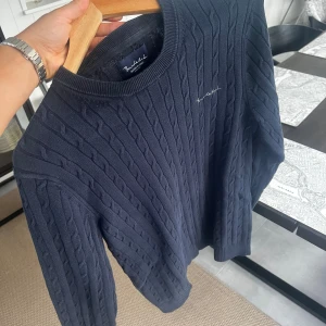 Bondelid Kabelstickad Tröja, S, Mörkblå, Bra Skick - Tja! Säljer nu den här kabelstickade Bondelid tröjan då den inte kommer till användning längre. Tröjan är gjord av 100% bomull, använd flera gånger och i bra skick. Perfekt som lagerplagg för vintern. Mvh William