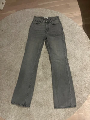 Petite flare jeans Gina tricot - Gråa jeans i petite ( för kortare personer) i storlek 32 från ginatricit. Jätte bra skick, kontakta för fler bilder <3