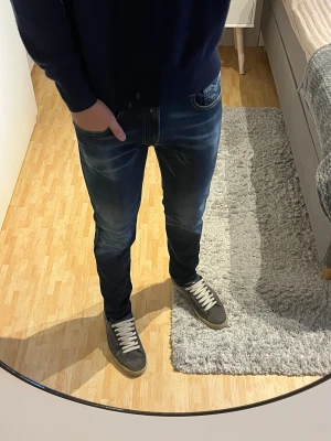 Replay Anbass Hyperflex Slim Fit Jeans - Replay Anbass Hyperflex Slim Fit Jeans | Storlek: 31/32, passar dig mellan 180-190 cm | Skick: 9/10, använda fåtal gånger | Bara att skriva vid funderingar✍️