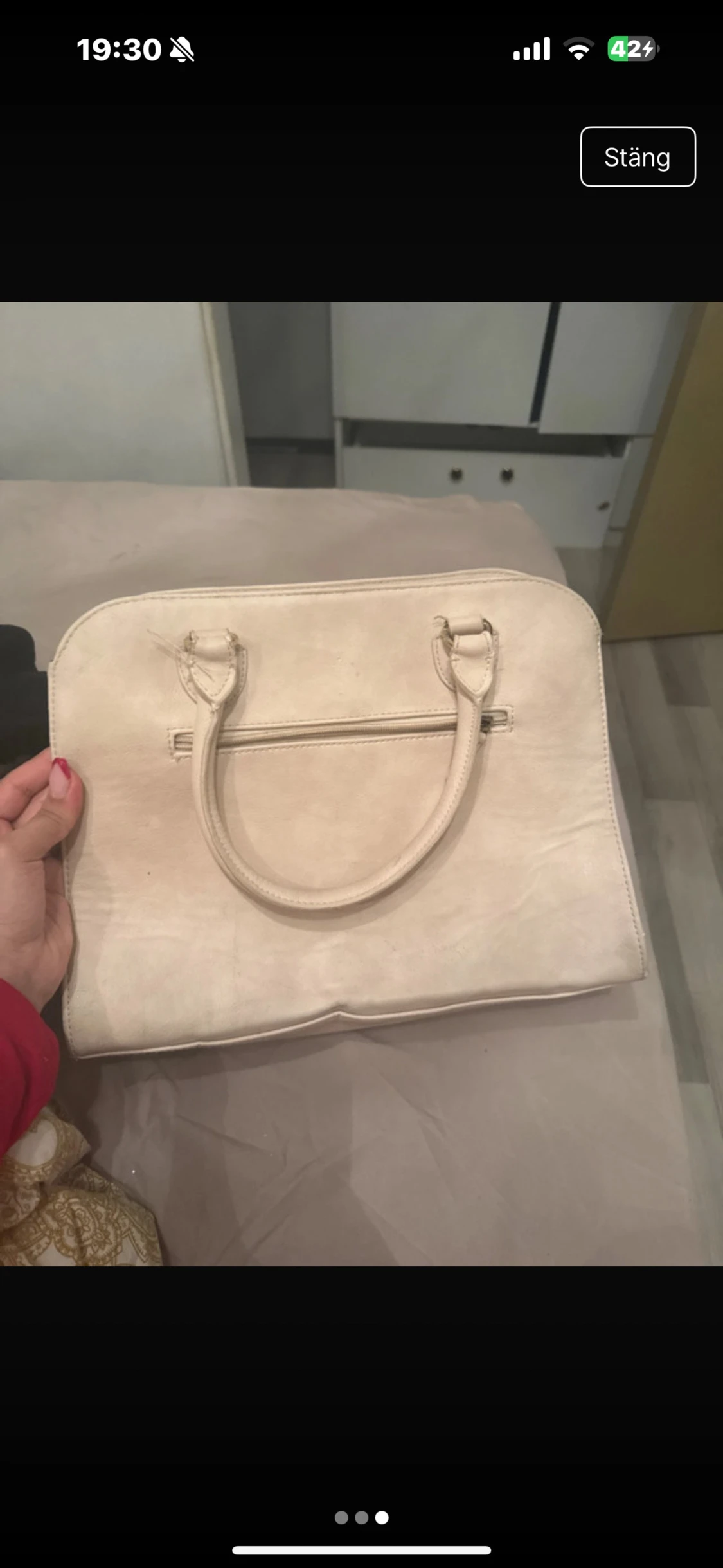 Beige handväska med gulddetalj - 2