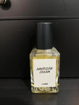 Lush American Cream parfym 30ml - American Cream från Lush i en smidig 30ml flaska. Ingredienser: alkohol denat, parfum, limonene, linalool, citral, geraniol, coumarin, citronellol, benzyl benzoate, benzyl salicylate. Tillverkad i England. Perfekt storlek för väskan!