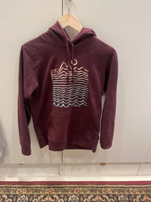 Patagonia Hoodie - Säljer denna snygga Patagonia hoodie i en vacker vinröd färg som passar perfekt till vintern. Hoodien är i storlek S och i väldigt bra skick. Hör av er vid funderingar!