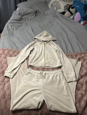 Ett jätteskönt mjukissett!!! - Säljer ett jätteskönt mjukissett från Gina tricot, perfekt att köpa i julklapp!!! Storlek 146-152.