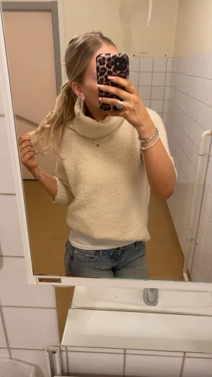 Beige stickad polotröja - Mysig beige stickad polotröja med lös passform och trekvartsärmar. Tröjan har en hög, bred krage och är perfekt för lager-på-lager. Passar dig som gillar en avslappnad och trendig stil. Använd 1-2 gånger 🤍NYPRIS: 400