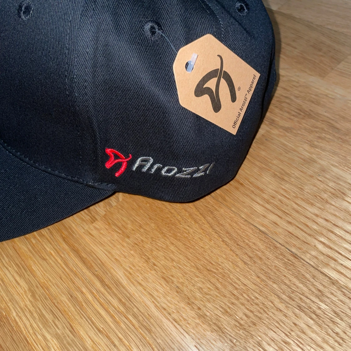 Svart keps från Arozzi med röd logga - 1