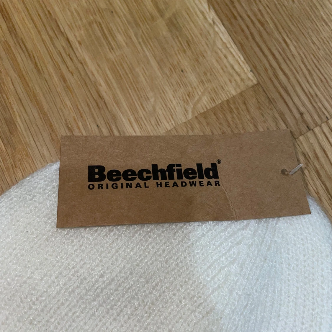 Vit ribbad mössa från Beechfield - 1