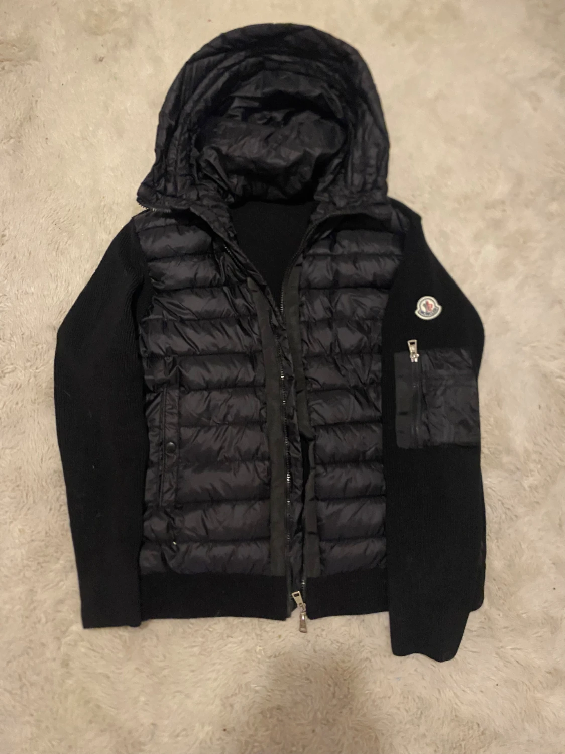 Svart Moncler pufferjacka med huva - 1