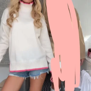 Blå jeansshorts med fransig kant - Säljer denna jättesnygga tröja från Meet me there, säljer då den inte kommer till någon användning 