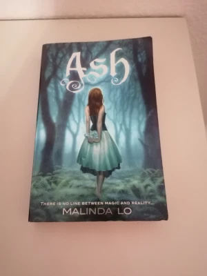 Ash - Malinda Lo - En engelsk bok, som är endast läst en gång. Boken genre: romance, fantasy & love triangle. Mycket bra och spännande bok. Perfekt för dig som vill fangasiera sig bort I fantasins värld. Bokomslaget på framsidan är lite böjd, men inget som påverkar boken eller liknade. 😊