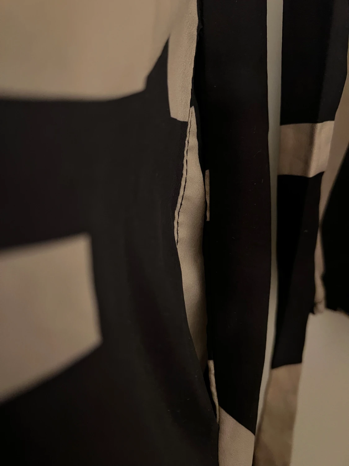 Svart skjortklänning med beige print - 3