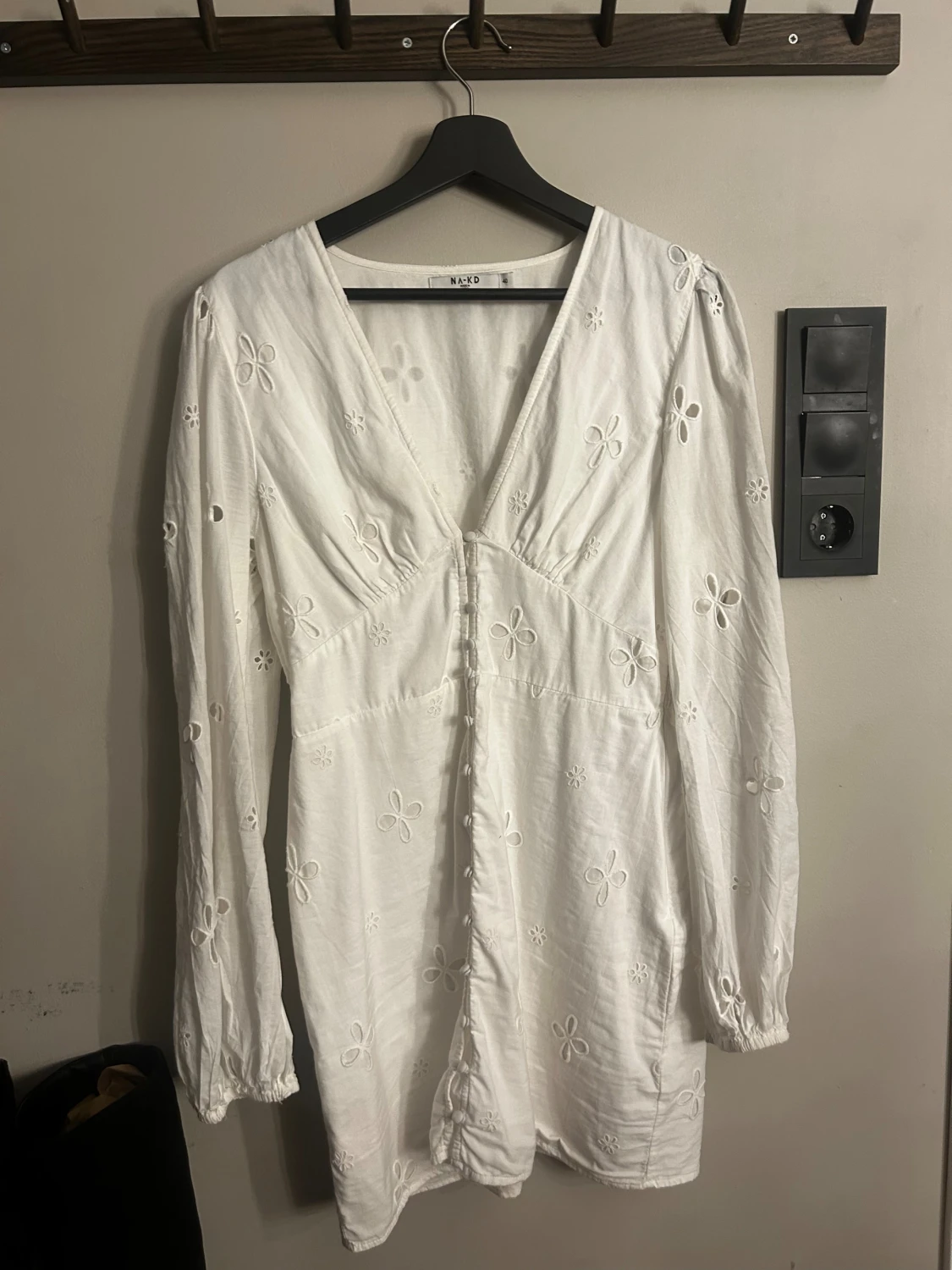 Vit broderad student klänning från NA-KD  - 2