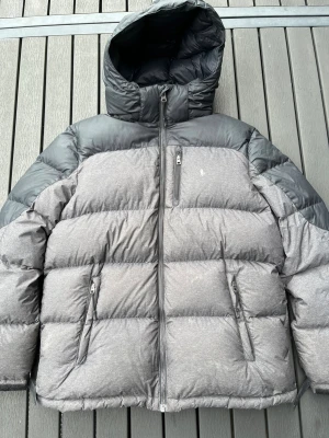 Ralph lauren pufferjacka  - Ralph lauren pufferjacket i mycket bra skick finns liten fläck på bild 4 men den går säkert att tvätta bort, XL 18-20/ S