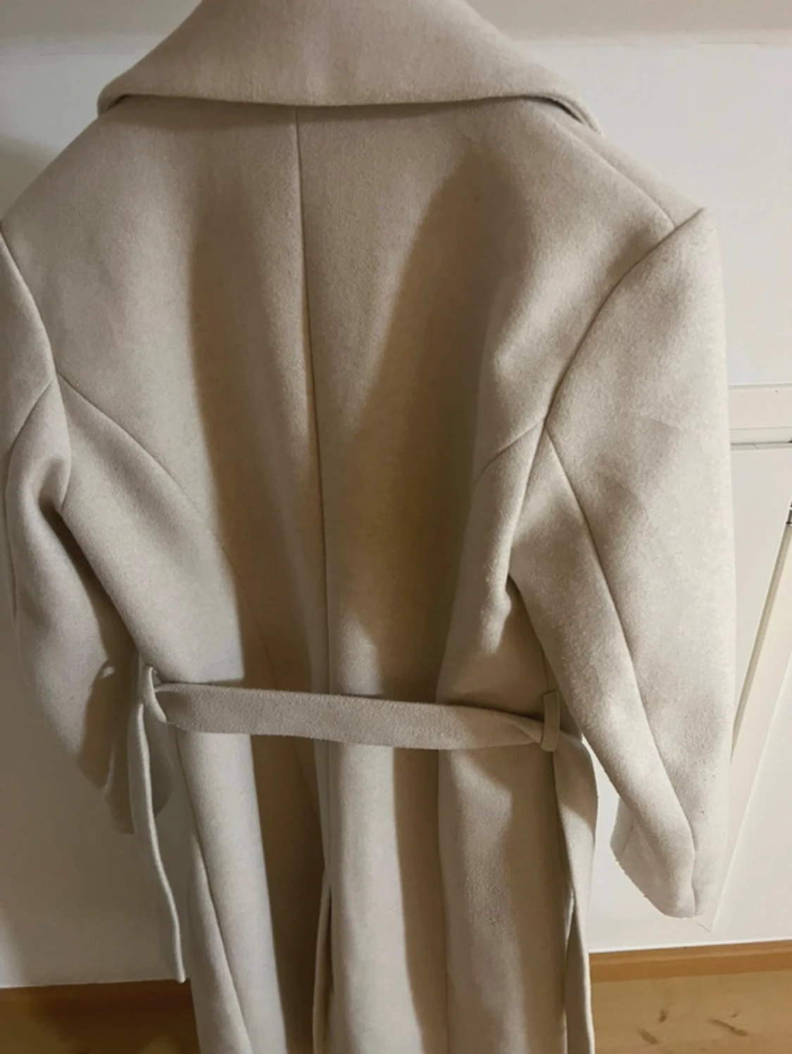 Beige kappa från ONLY med bälte - 3