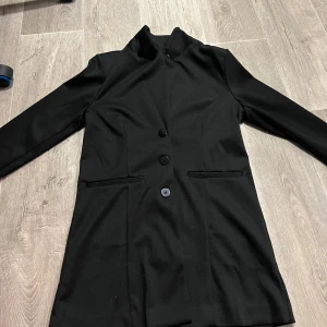 Kavaj med glitter ränder  - Aldrig använd har bara testat den på prislappen sitter kvar på tredje bilden ser man glitter ränderna som är över hela