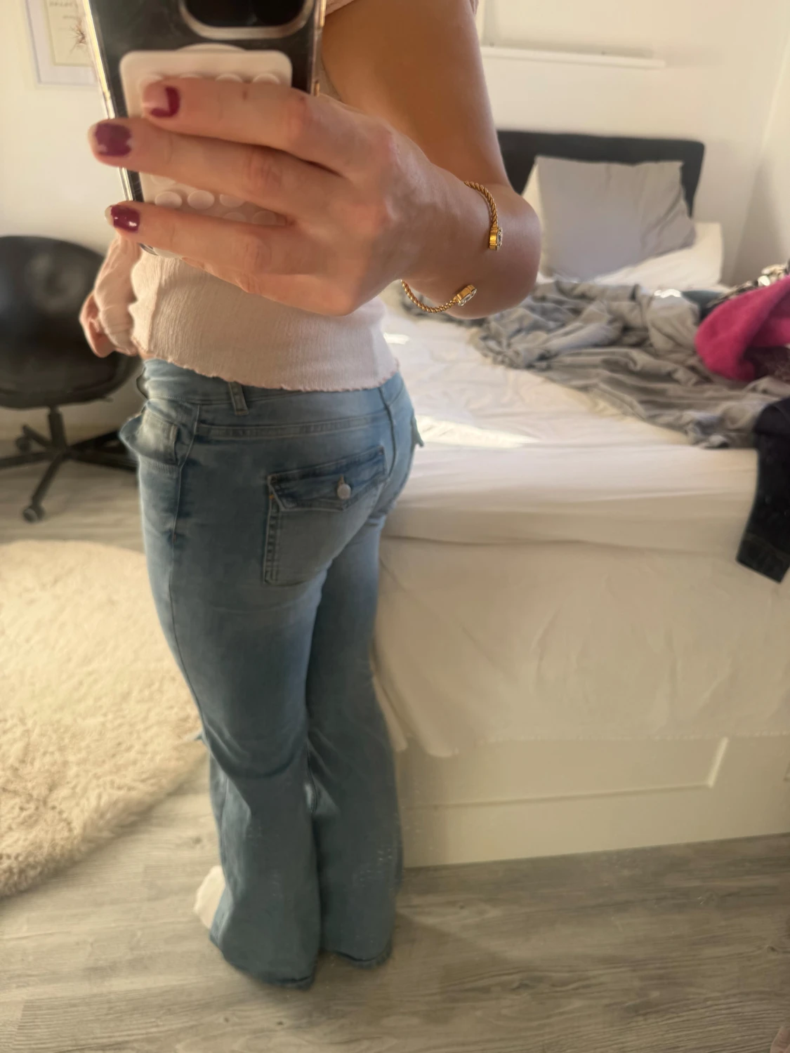 Ljusa blå jeans med slitna knän från Nelly - 1