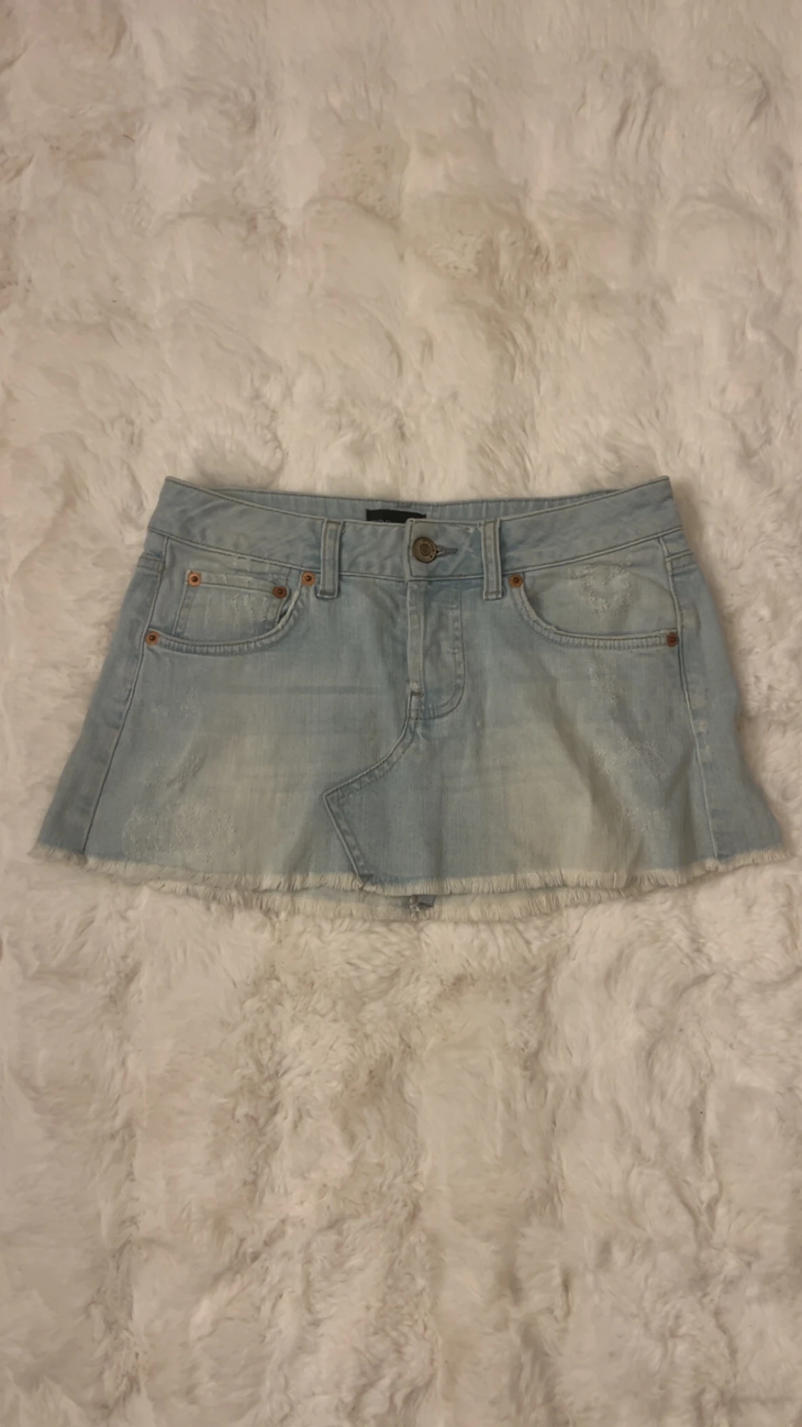 Jättesnygg lågmidjad ljusblå jeanskjol