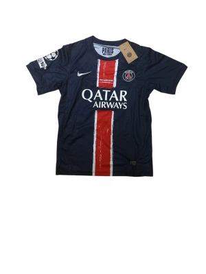 PSG 24/25 Doué 14 – Snabb affär - Snygg PSG-tröja med Doué 14-tryck. Fint skick, inga defekter. Klar att användas direkt.