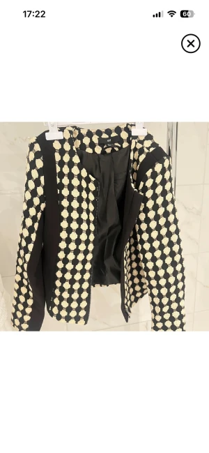 Kavaj- H&M - Svart-krämvit kavaj från H&M i storlek 34, perfekt till vardags eller utekväll. Säljer då den ej kommer till användning. PRIS GÅR ATT DISKUTERA! För mer info kom PM🫶🏼