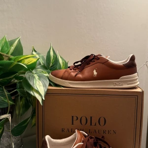 Bruna sneakers från Polo Ralph Lauren - Snygga leather sneakers från Polo Ralph Lauren. Skorna är fett snygga och använda par gånger, inga defekter tillexempel söndring från sidan skorna ser ut som har använt bara två gånger. 