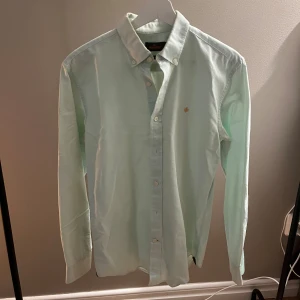 Morris Skjorta - Tja! Säljer en riktigt snygg Morris skjorta. Den är i bra skick 7,5/10. Skjortan är i färgen turkos/mint. Märket är orange. Storlek S kan passa M. Den är perfekt till våren och sommaren☀️ Nypris runt 1800 kr Hör av dig vid funderingar🙌