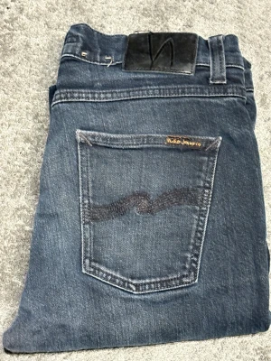 Mörkblåa Nudie Jeans Lean Dean - Mörkblåa Nudie Jeans||Skick 9/10||Storlek 30/34||Modell Lean Dean||Skriv vid minsta intresse||