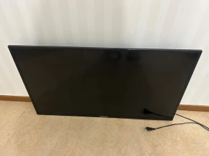 Strong TV med fjärrkontroll och Chromecast  - TV från Strong i gott skick, komplett med fjärrkontroll, HDMI-adapter och strömadapter. Skärmen är fri från synliga repor och fungerar utmärkt. Perfekt för vardagsrum eller sovrum. Fjärrkontrollen har mindre slitage men är fullt fungerande.