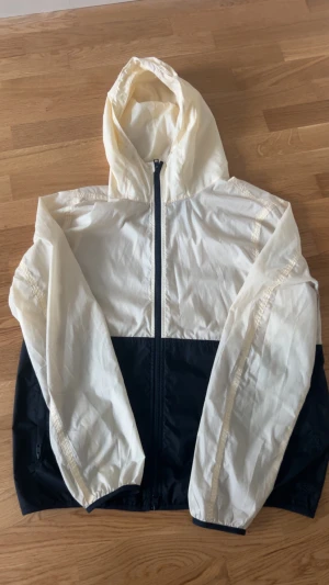 Vit och svart vindjacka från Woolrich - Snygg tvåfärgad vindjacka från Woolrich i vitt och svart.