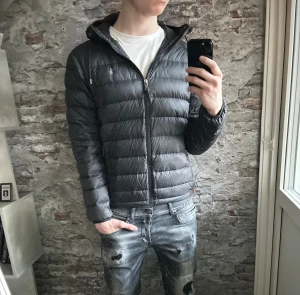 Ralph Lauren Jacka - Mycket fint skick, inga defekter. Storlek M passar dig som är mellan 178-188cm ungefär. Nypris ca 3500kr. Modellen är 185 cm, 79 kg. Självklart äkta - Kolla bara recensionerna! Passar bra nu till vintern. Skriv för mer information!🤝
