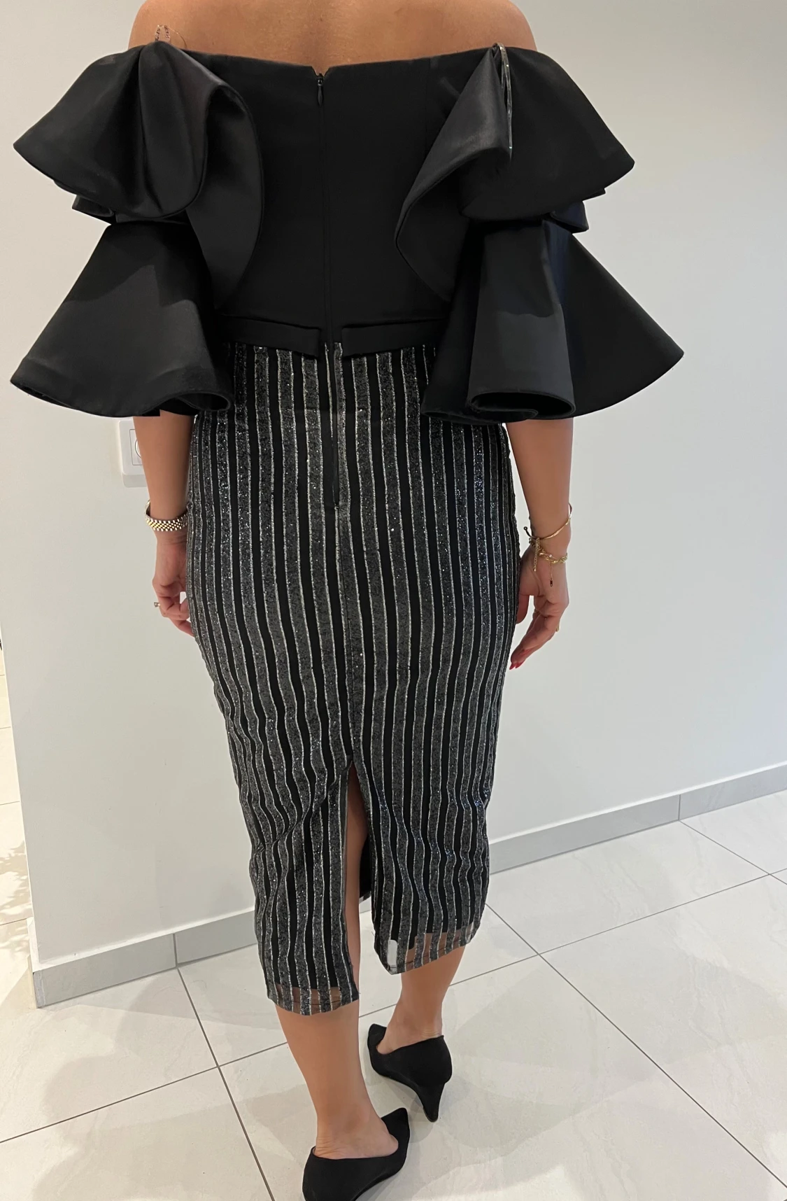 Svart offshoulder klänning med volang - 3