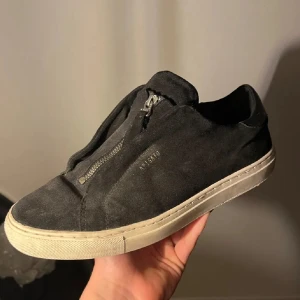 Axel arigato zip skor - feta skor, dom är ganska så slitna därav priset. Skriv så skickar jag på skadorna