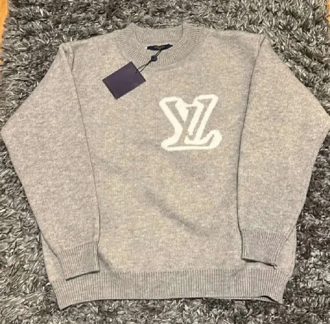 Grå stickad Louis Vuitton tröja