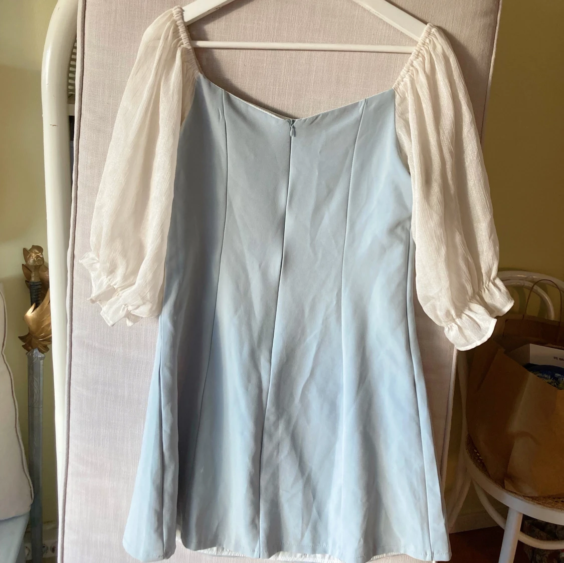 Ljusblå klänning med puffärmar - 1