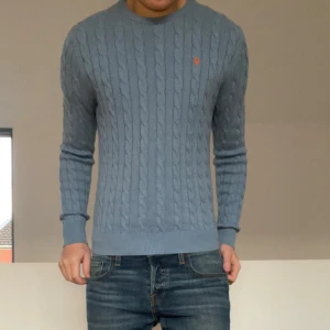 Ljusblå Morris Stickad tröja - Säljer en sjukt fet Ljusblp tröja från Morris . Tröjan är i bra skick och därav inga defekter eller slitningar och den sitter sitter i strl S. Den är ribon/kabelstickad och är även i ett tjockare material. Nypris ligger på 1599 och hör gärna av er vid frågor eller funderingar!!